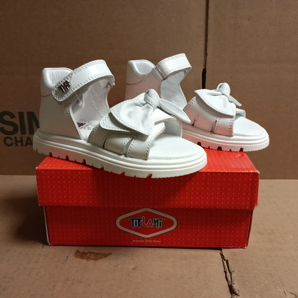 BOXED PAIR OF TIFLANI KID'S OPEN TOE SANDALS IN WHITE SIZE EU 25