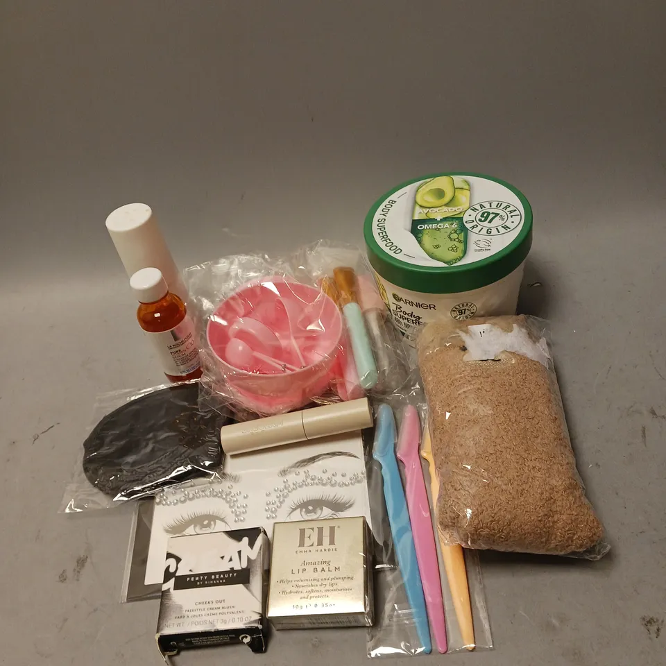 BOX OF APPROXIMATELY 10 COSMETIC ITEMS TO INCLUDE - LA ROCHE-POSAY PURE VITAMIN C10 SERUM - FENTY BEAUTY CREAM BLUSH - ALPHA H LIQUID GOLD ROSE - ETC 