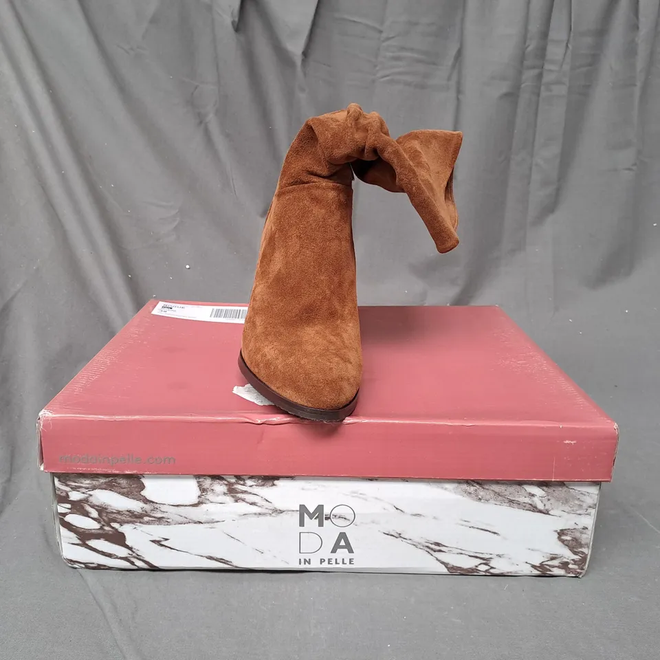 BOXED PAIR OF MODA IN PELLE SUEDE MID LENGTH RUCHED BOOTS IN TAN SIZE 6