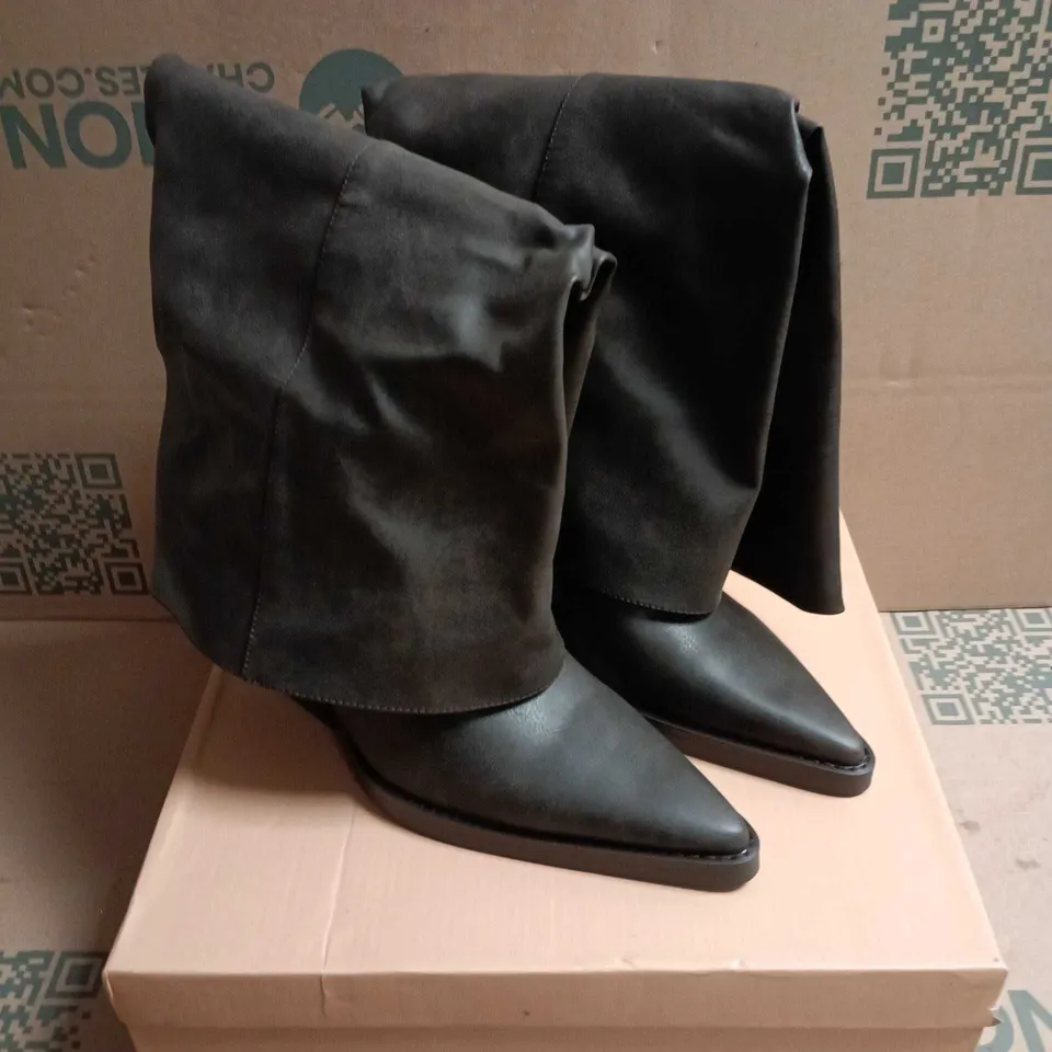 BOXED PAIR OF SIMMI LONDON KIARRA BLACK PU KNEE-HIGH BOOTS – UK 7 