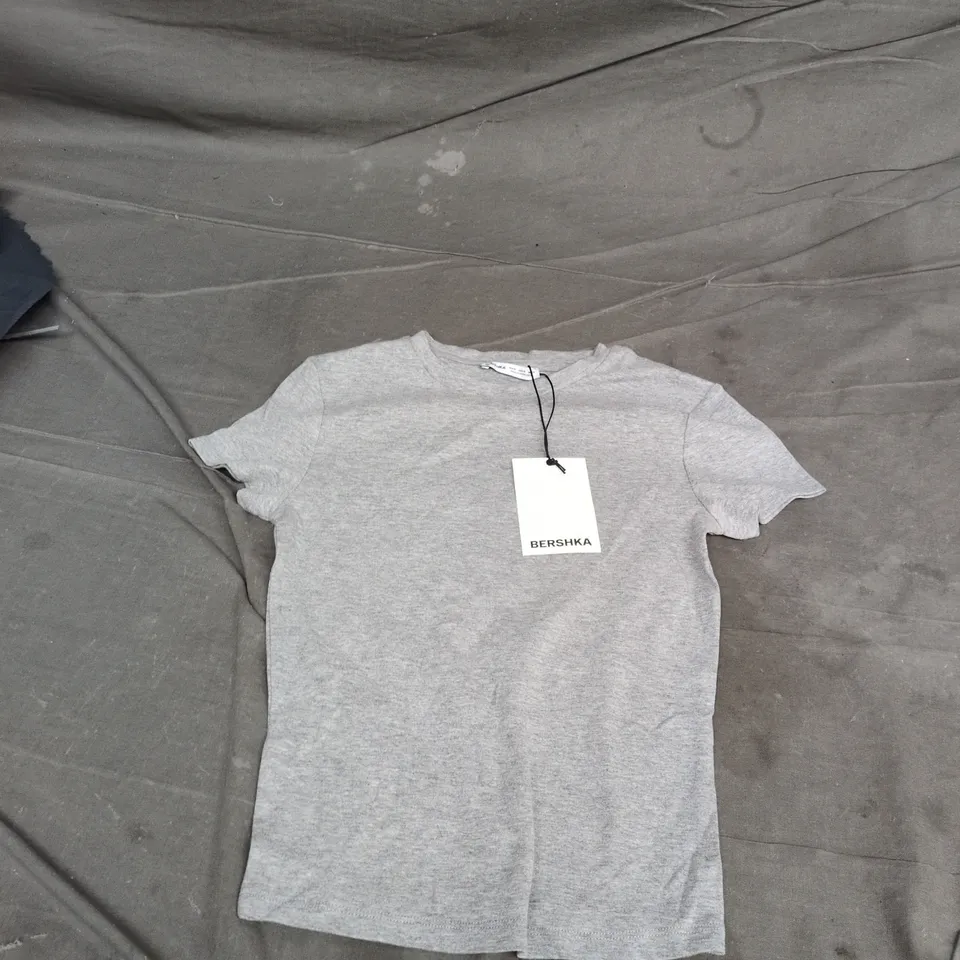 BERSHKA GREY T-SHIRT – SIZE M (EU/US)