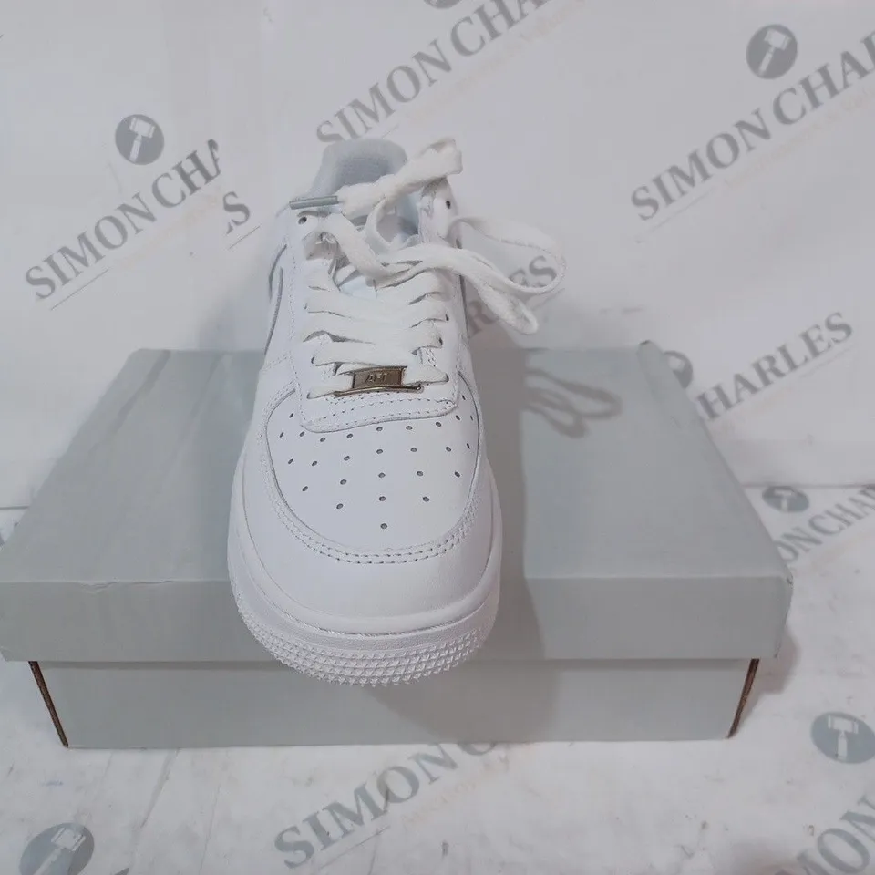 BOXED PAIR OF NIKE AIR FORCE 1 '07 SHOES IN WHITE UK SIZE 5