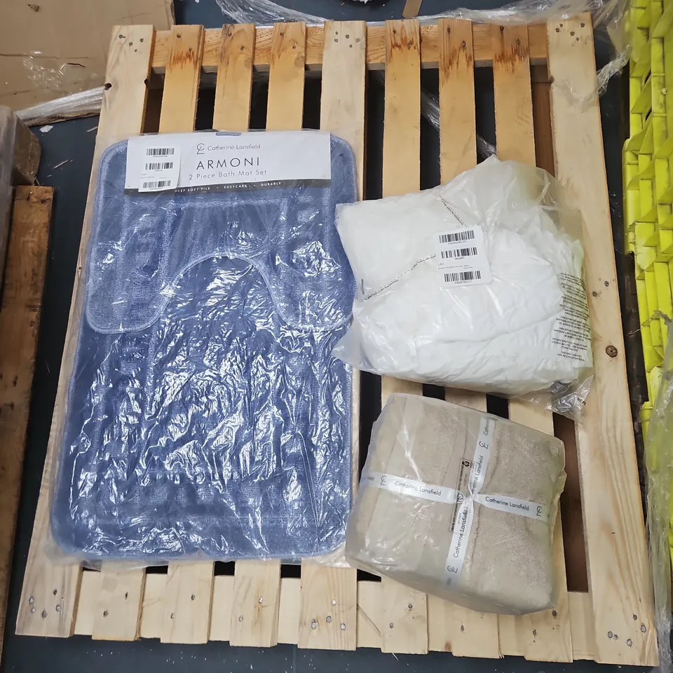 ASSORTED CAGE OF ITEMS APPOXIMATLEY 15 PIECES , DUVETS/TOWELS ECT