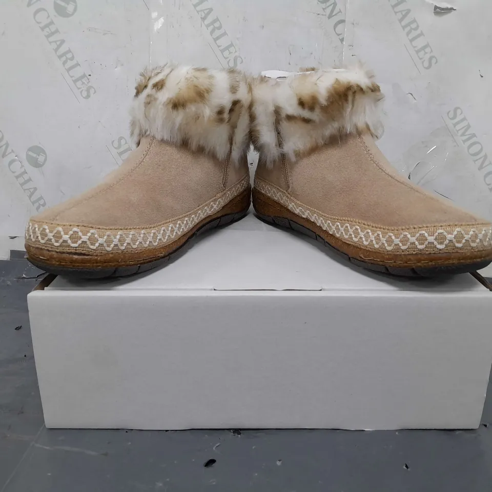 BOXED PAIR OF EARTH ORIGINALS EMMALYN BOOTIES IN BEIGE SIZE 6
