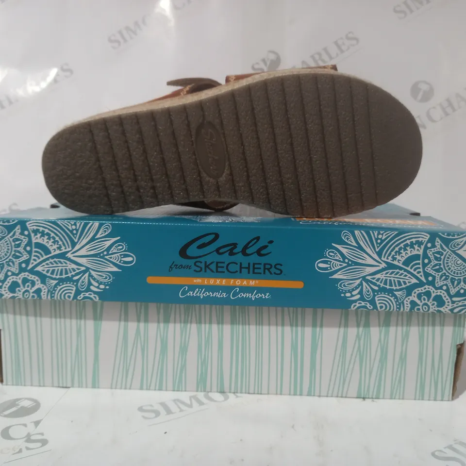 BOXED PAIR OF CALI FROM SKECHERS LUXE FOAM OPEN TOE SANDALS IN BROWN SIZE 6