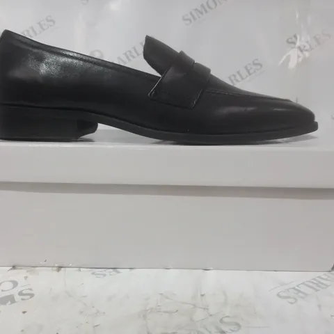 BOXED PAIR OF KURT GEIGER TOMMY LEATHER LOAFERS IN BLACK EU SIZE 46