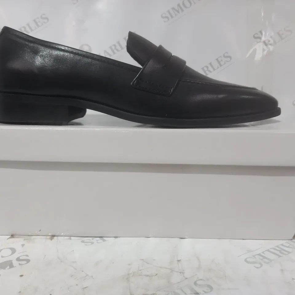BOXED PAIR OF KURT GEIGER TOMMY LEATHER LOAFERS IN BLACK EU SIZE 46