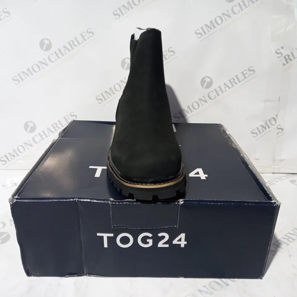 BOXED PAIR OF TOG24 CANYON CHELSEA BOOTS IN BLACK UK SIZE 6