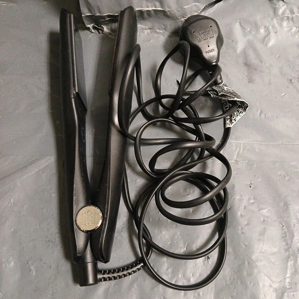 GHD MAX HAIR STRAIGHTENER IN BLACK