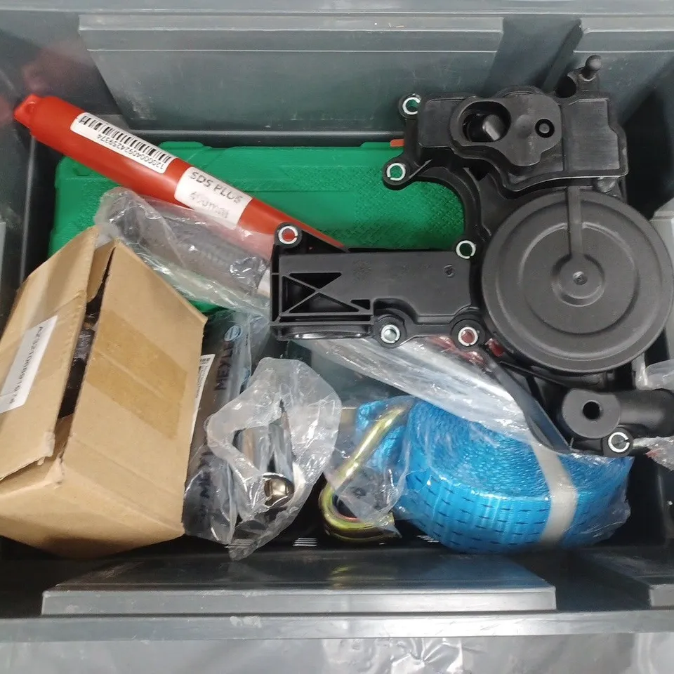 APPROXIMATELY 6 ASSORTED VEHICLE PARTS & ACCESSORIES TO INCLUDE RATCHET STRAPS, SOCKET SET, STRUT TOP MOUNT, ETC