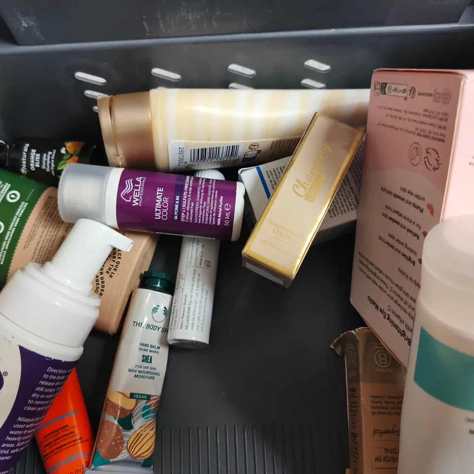 APPROX 12 ASSORTED BEAUTY PRODUCTS TO INCLUDE BULLDOG SHOWER GEL, AUSSIE CONDITIONER, CERA VE CLEANSER, ETC
