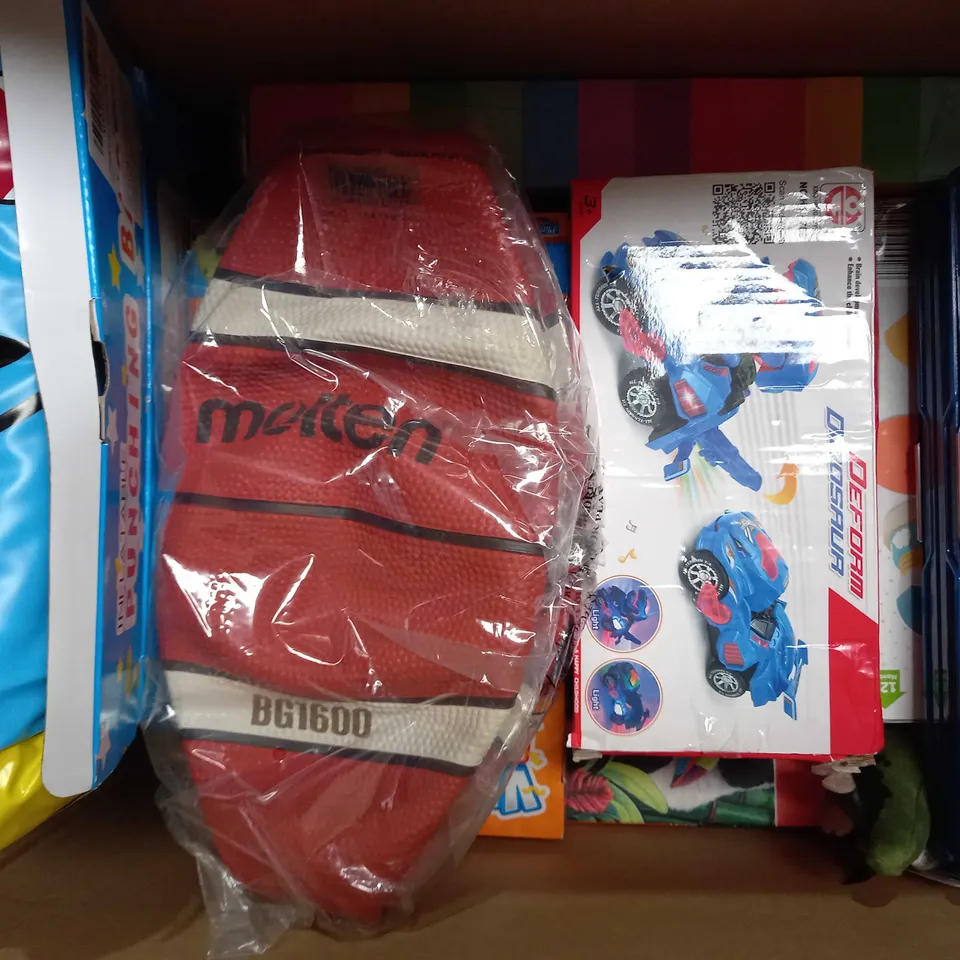 BOX OF APPROXIMATELY 10 ASSORTED TOYS AND GAMES TO INCLUDE SEGA NBCC 084 KNUCKLES FIGURE, HORNBY PLAYTRAINS EXPRESS GOODS, ETC