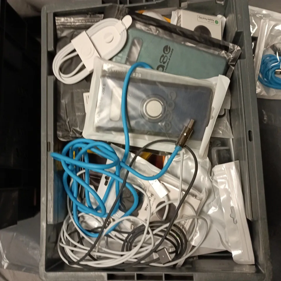 BOX OF APPROXIMATELY 30 TECH ITEMS TO INCLUDE: WIRELESS TAG AND USB TO USBC CHARGER