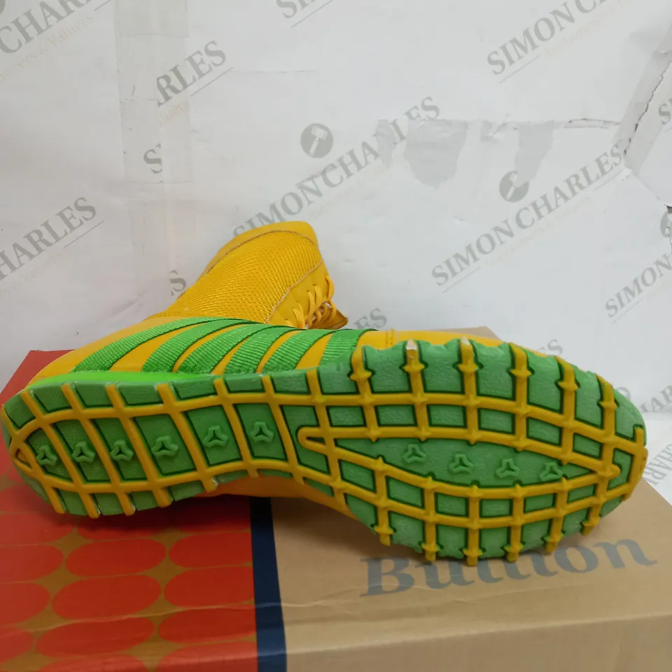 BOX OF APPROXIMATELY 15 PAIR OF BULLION YELLOW AND GREEN BOOTS