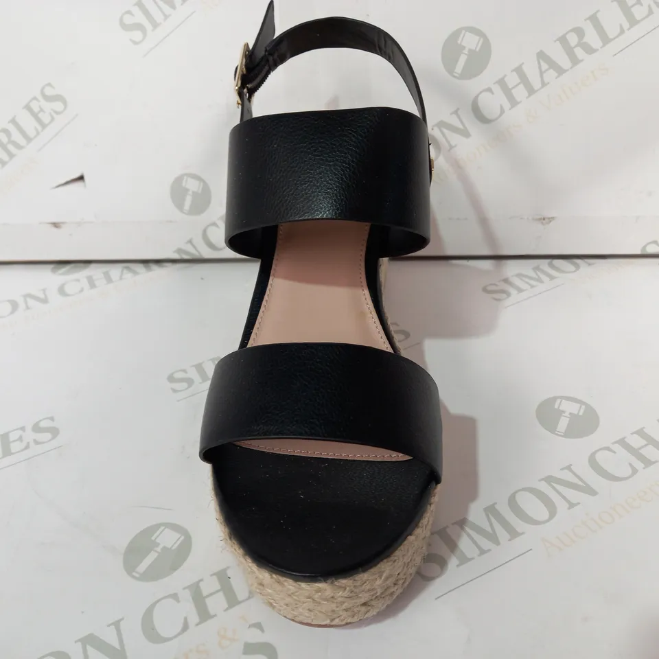 BOXED PAIR OF CARVELA OPEN TOE WEDGE SANDALS IN BLACK EU SIZE 38
