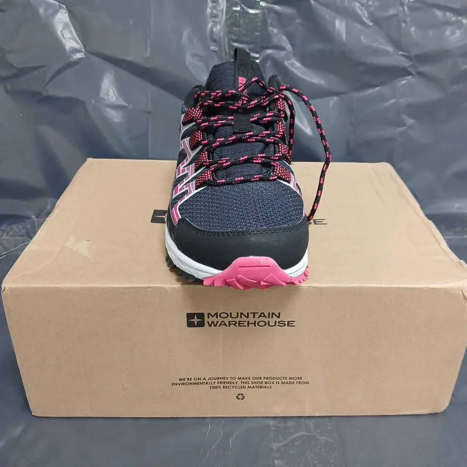 BOXED PAIR OF MOUNTAIN WAREHOUSE LAKESIDE WOMENS TRAIL WATERPROOF RUNNING SHOES IN BLACK/PINK SIZE UK 6
