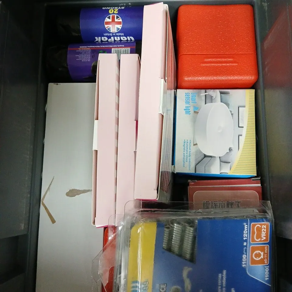 APPROXIMATELY 15 HOUSEHOLD ITEMS TO INCLUDE DOG HARNESS, WORKING GLOVES, NOTEBOOK ETC