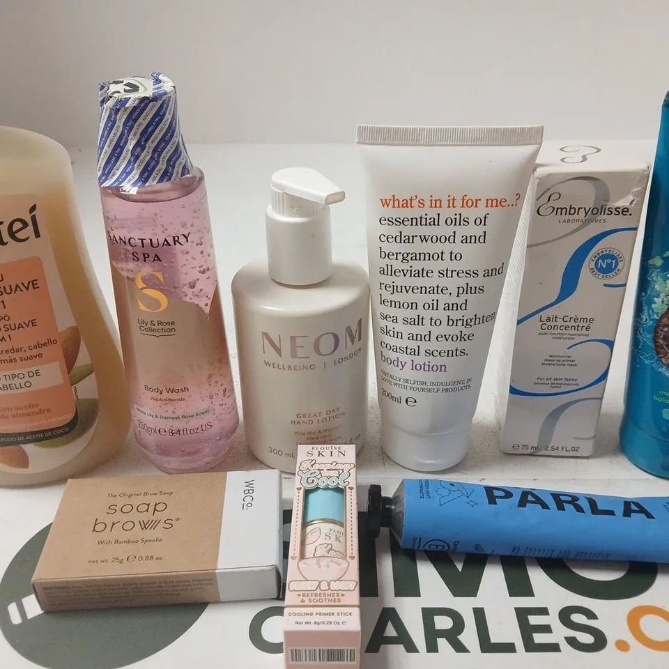 APPROX 12 ASSORTED BEAUTY PRODUCTS TO INCLUDE SANCTUARY SPA BODY WASH, NEOM HAND LOTION, PLOUISE PRIMING STICK, ETC