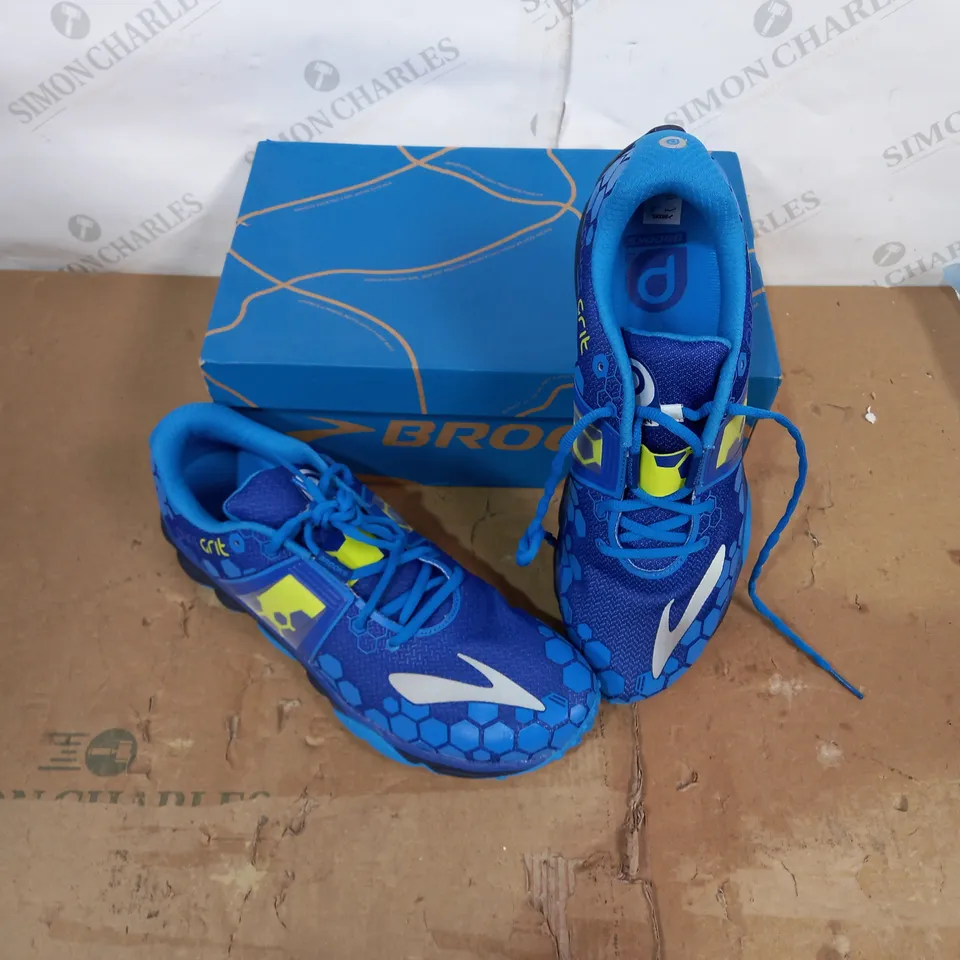 BOXED PAIR OF BROOKS PURE GRIT TRAINERS SIZE 12