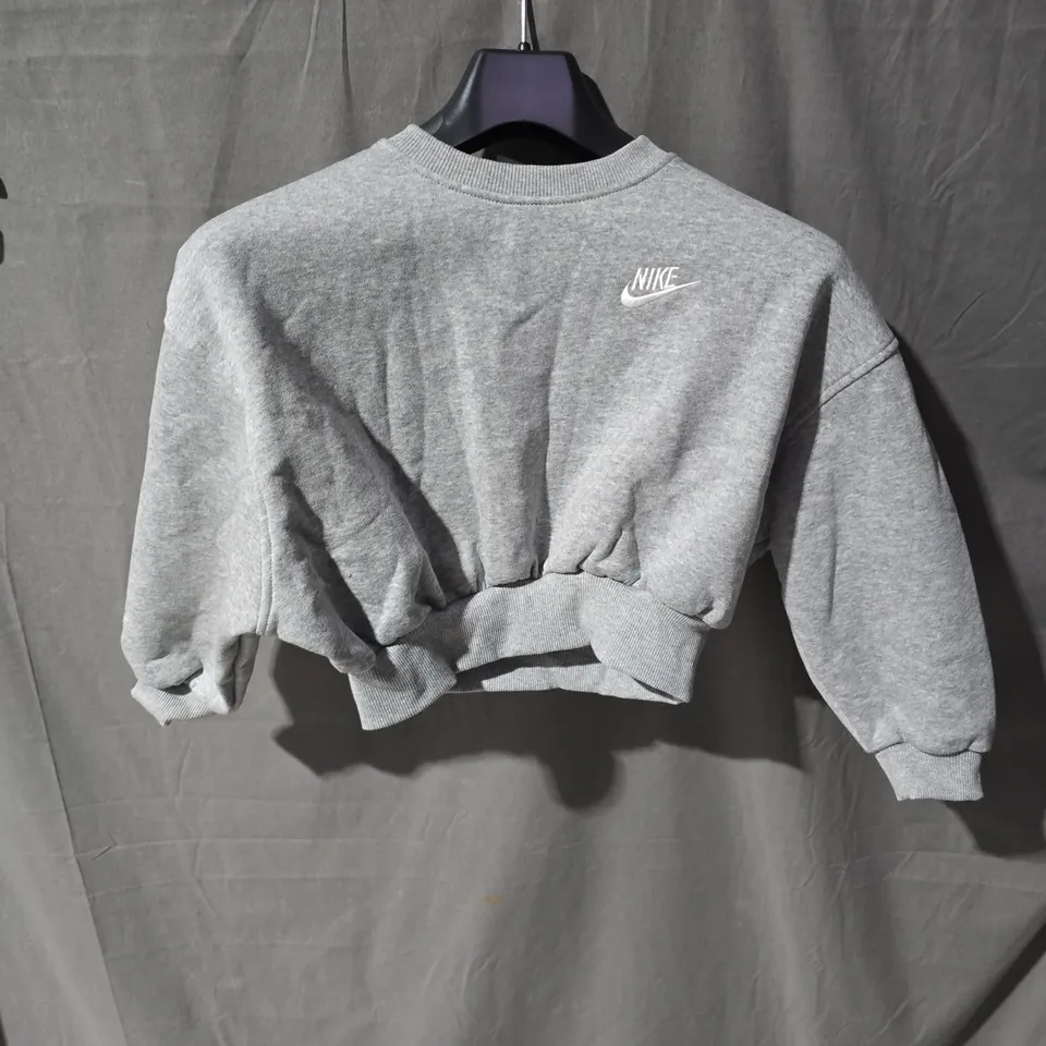 NIKE KIDS GREY HEATHER CREWNECK SWEATSHIRT – XS (122-128 CM) OVERSIZED FIT
