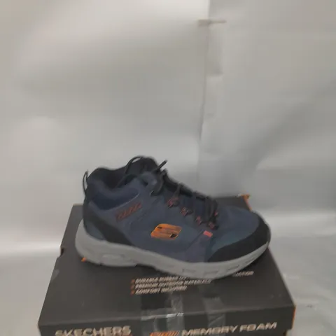 BOXED PAIR OF SKECHERS MENS LACE BOOTS IN NAVY - UK SIZE 10