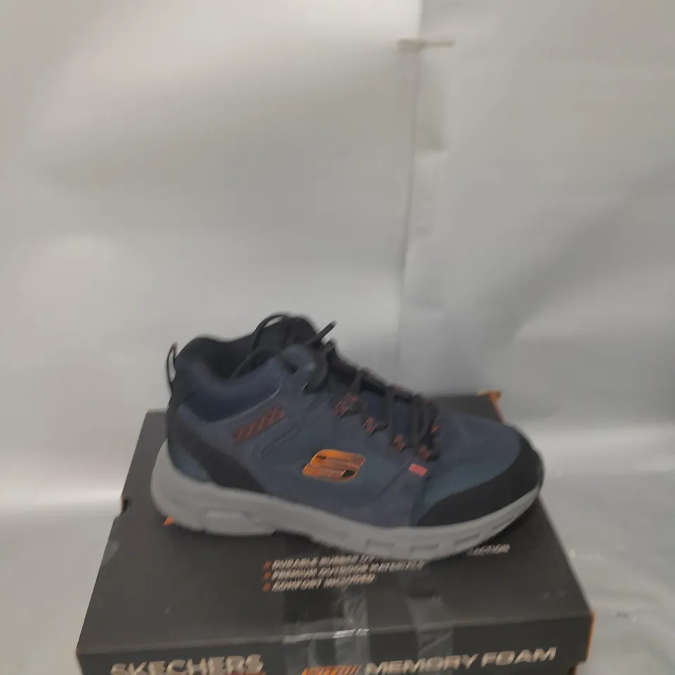 BOXED PAIR OF SKECHERS MENS LACE BOOTS IN NAVY - UK SIZE 10