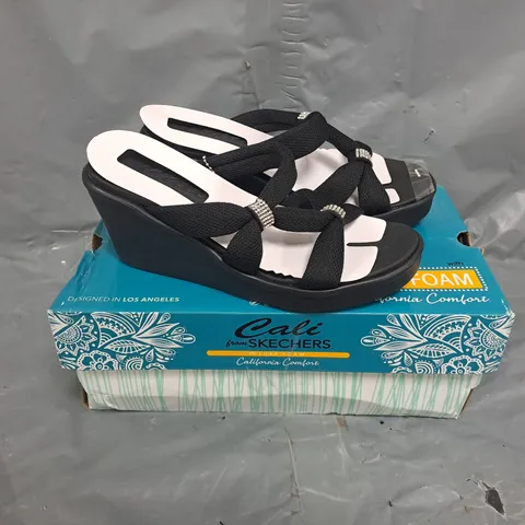 BOXED PAIR OF CALI FROM SKECHERS RUMBLE SANDALS IN BLACK - SIZE 4