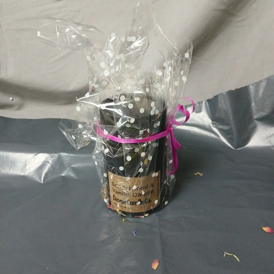 DEVON CANDLE CO SANDALWOOD AND VANILLA CANDLE 150G IN GIFT WRAP