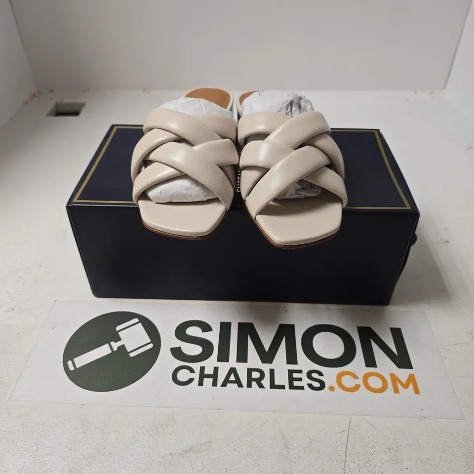 BOXED PAIR OF FAIRFAX & FAVOUR WOMENS EBURY SANDALS IN STONE LEATHER - UK 6