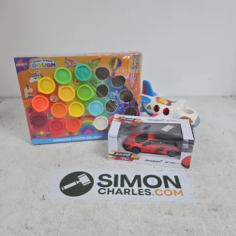 APPROXIMATELY 10 ASSORTED TOYS & GAMES PRODUCTS TO INCLUDE NICKJR READY STEADY DOUGH, XCELER8 MCLAREN 675LT RC CAR, HAPPYLAND TOY PLANE, ETC