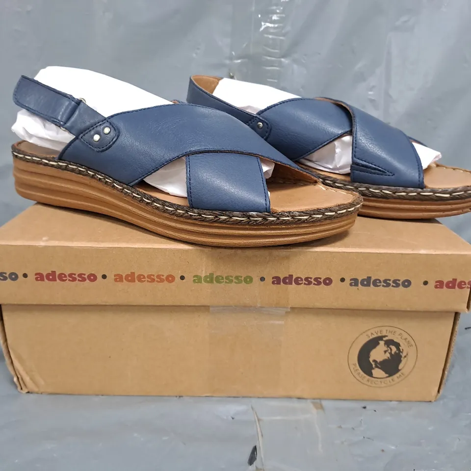 BOXED PAIR OF ADESSO DAHLIA LEATHER SANDALS IN NAVY SIZE 6