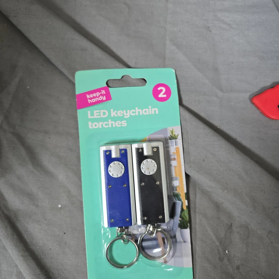 BOX OF APPROXIMATELY 15 ASSORTED ITEMS TO INCLUDE: GLUCOSE MONITOR AND LED KEYCHAIN TORCHES