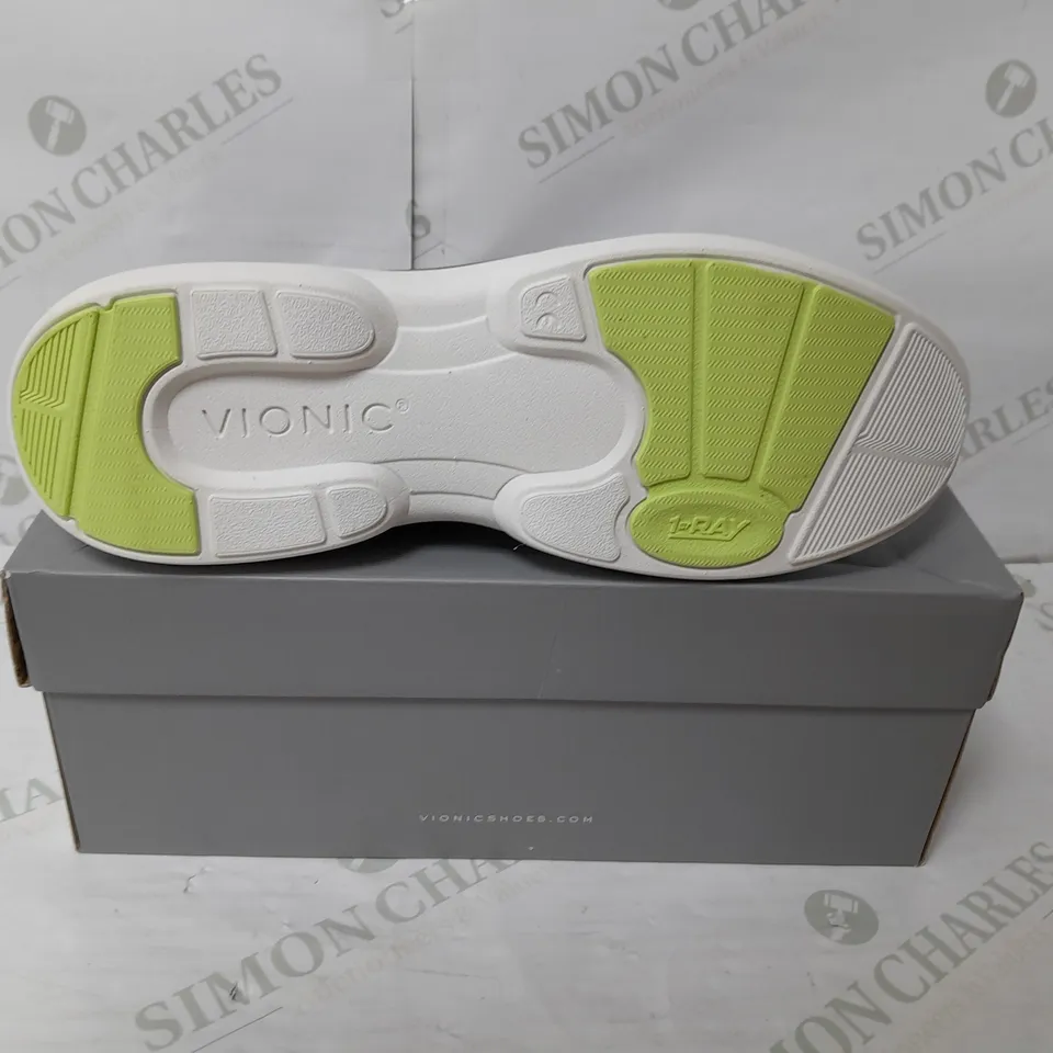 VIONIC BREATHABLE FLAT SHOE IN BLACK AND GREEN SIZE 7.5