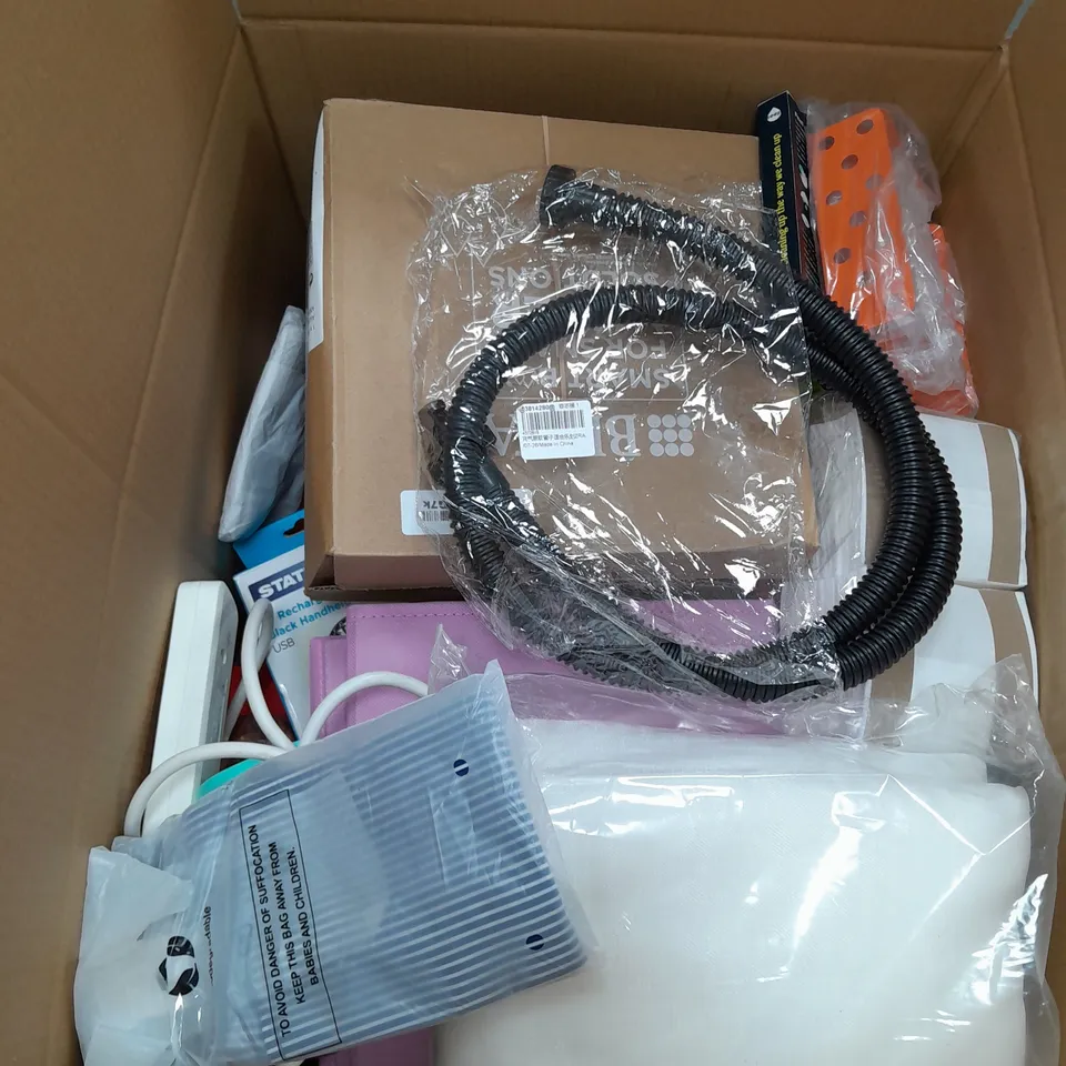 APROXIMATELY 15 ASSORTED HOUSEHOLD ITEMS TO INCLUDE RUBBER GLOVES , ELECTRIC FANS , ETC