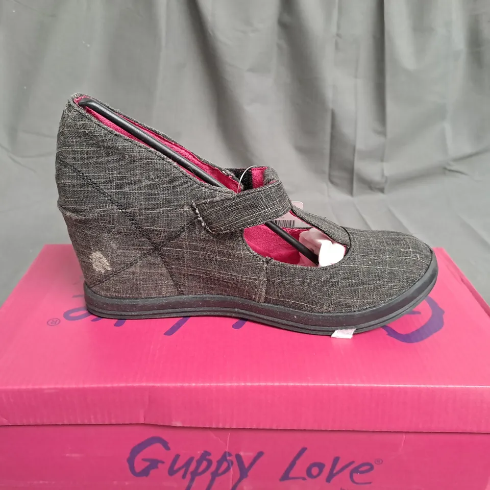 BOX OF APPROXIMATELY 12 PAIRS OF BLACK GUPPY LOVE WEDGE SHOES IN VARIOUS SIZES 