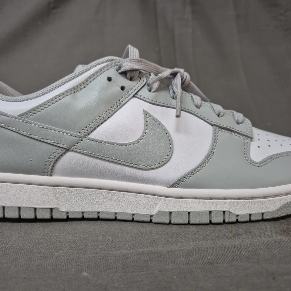 BOXED PAIR OF NIKE DUNK LOW RETRO SHOES IN GREY/WHITE UK SIZE 8.5