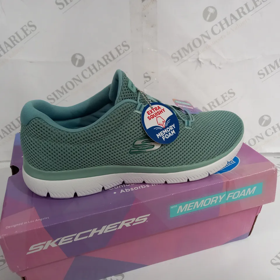 BOXED PAIR OF WOMENS SKECHERS SIZE 7