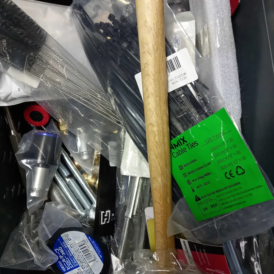 BOX OF APPROXIMATELY 20 ASSORTED TOOLS AND ACCESSORIES TO INCLUDE 1M FOLDING RULER, RUBBER HAMMER, INSULATION TAPE ETC