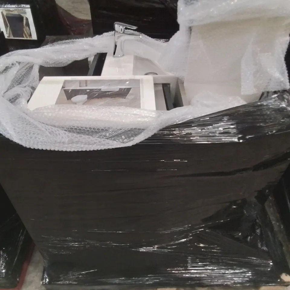 PALLET OF ASSORTED BATHROOM CABINETS AND FITTINGS 