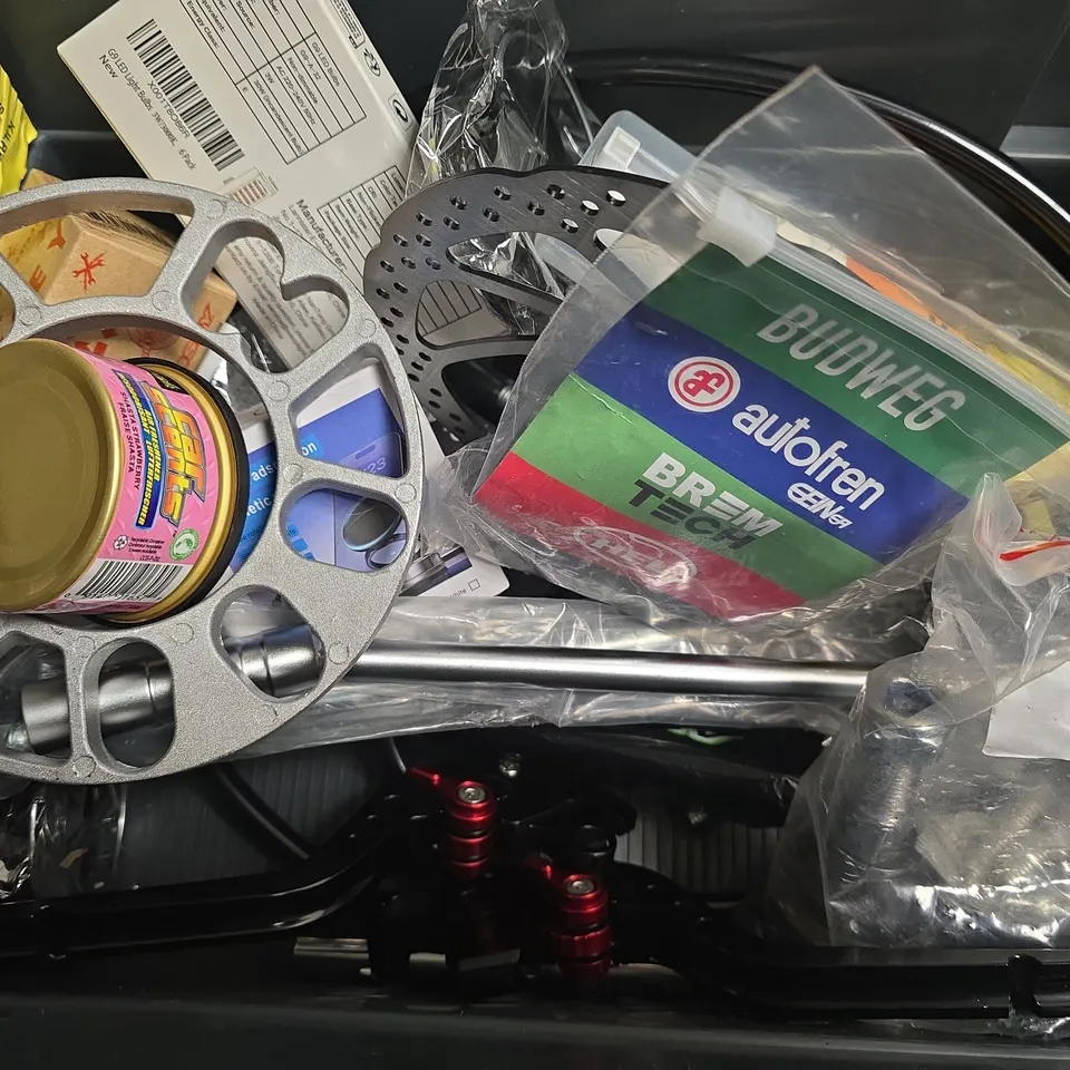 APPROXIMATELY 10 ASSORTED ITEMS TO INCLUDE - FOAM CLEANER , CONTI CROSS TUBE 28 700C , SHIMANO CHAIN CN-HG53 ETC