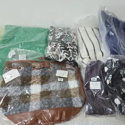 BOX OF APPROX 20 ASSORTED CLOTHING ITEMS TO INCLUDE JUMPERS, BAGS, GLOVES, ETC