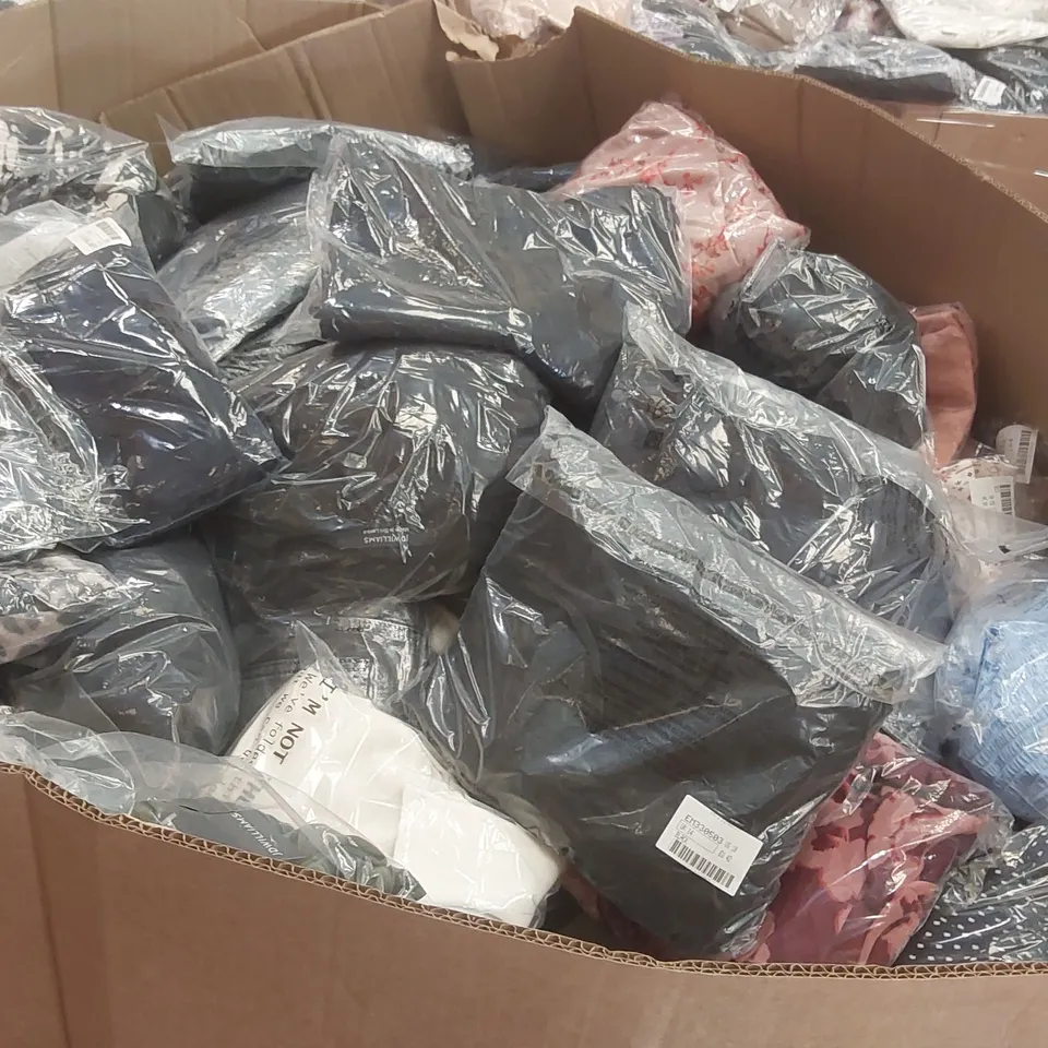 PALLET CONTAINING APPROXIMATELY 550x BRAND NEW ASSORTED DESIGNER CLOTHING ITEMS