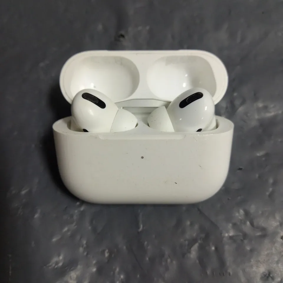 PAIR OF APPLE AIRPODS PRO IN WHITE