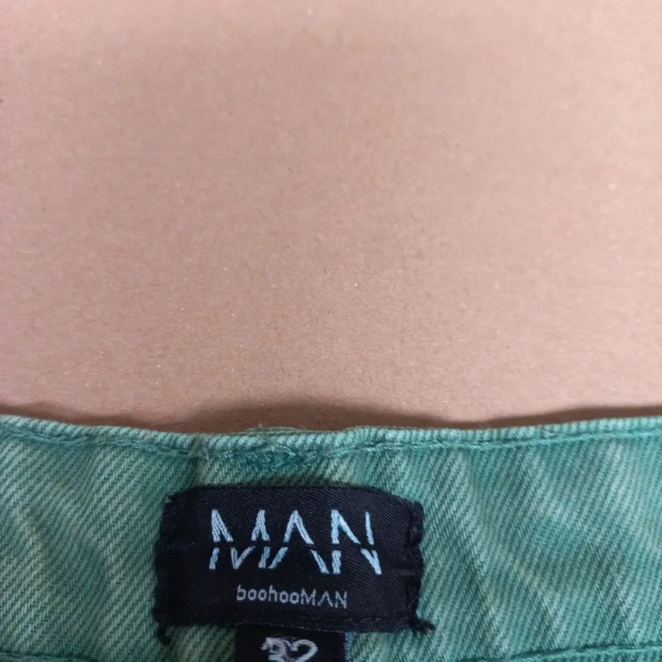 BOOHOOMAN SHORTS – GREEN, UK 32
