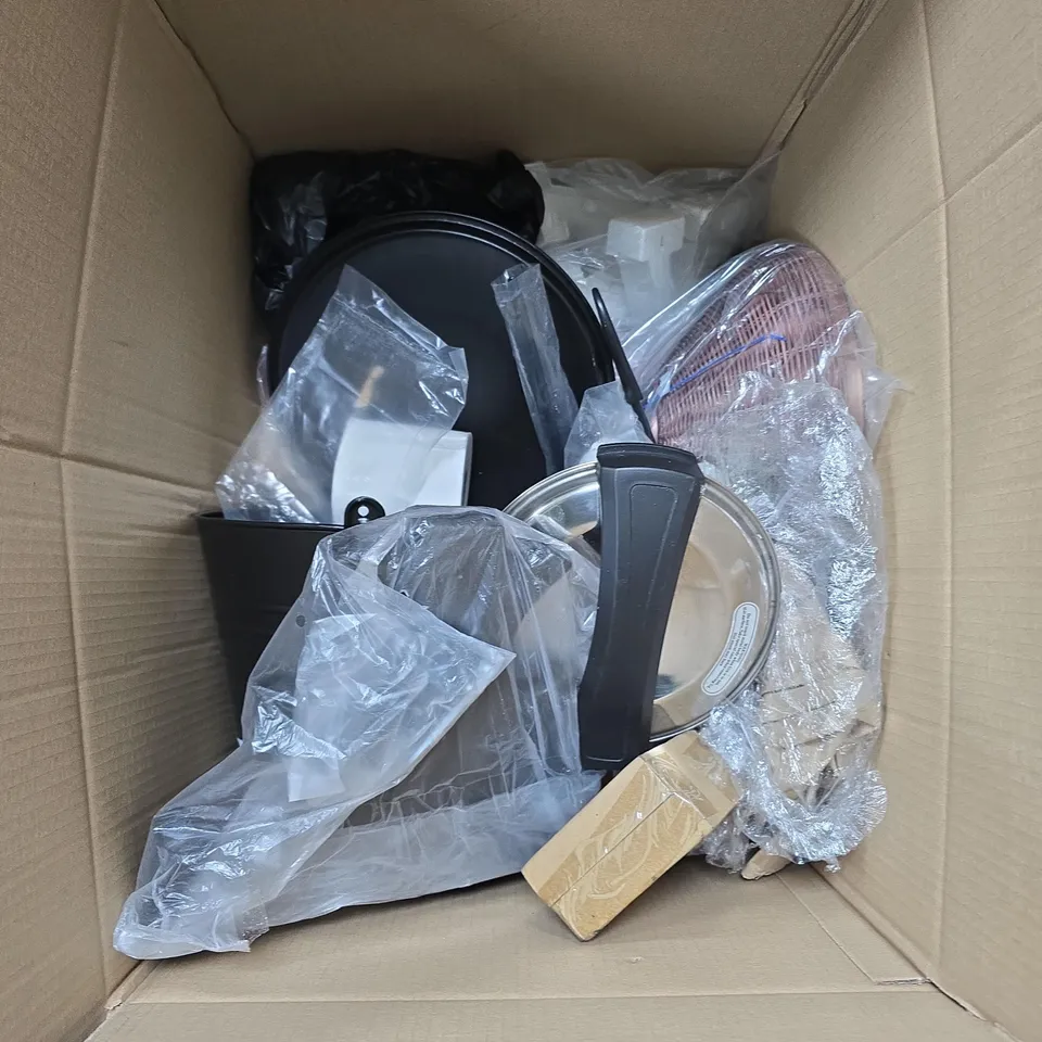 BOX OF APPROXIMATELY 15 ASSORTED ITEMS TO INCLUDE: GOLD WALL CLOCK 