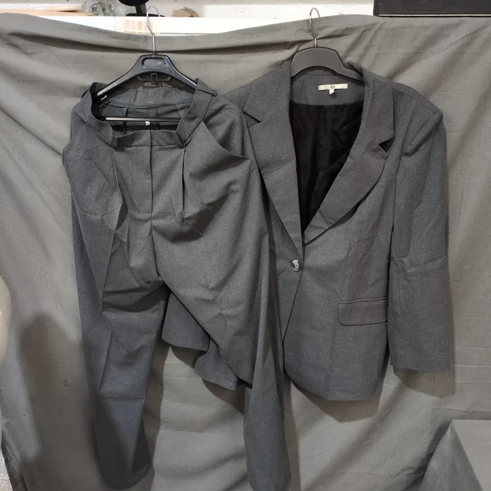 GREY MEN'S SUIT JACKET & TROUSERS SET – SIZE XL (EU 44)