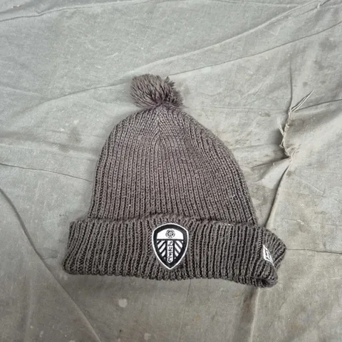 OFFICIAL LEEDS UNITED FC GREY KNITTED BEANIE WITH POM-POM