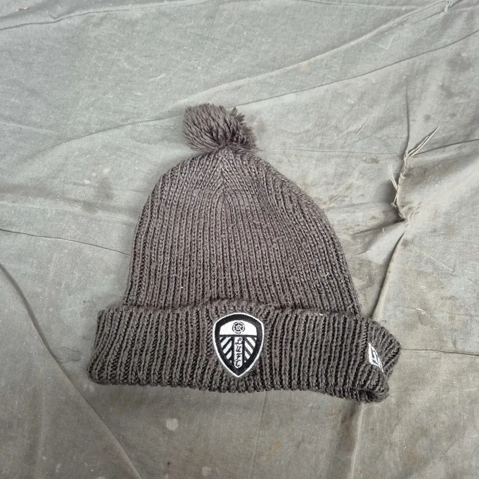 OFFICIAL LEEDS UNITED FC GREY KNITTED BEANIE WITH POM-POM