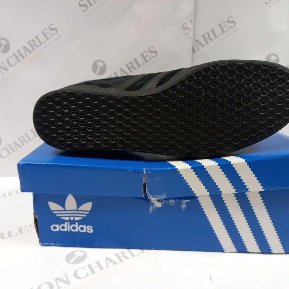 BOXED PAIR OF ADIDAS CQ2809 GAZELLE TRAINERS UK SIZE 9 