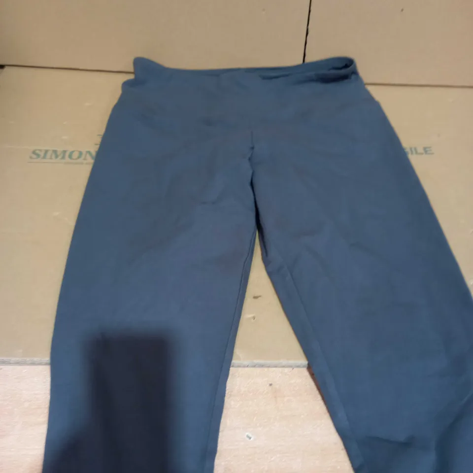 LOT OF APPROXIMATELY 15 ASSORTED CLOTHING ITEMS IN VARIOUS SIZES TO INCLUDE WOMEN IN CONTROL, FRANK USHER ETC